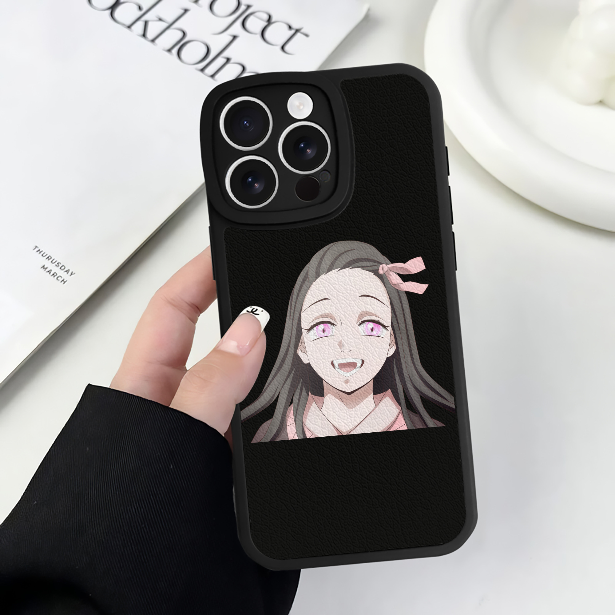 （画像用） 鬼滅の刃（きめつのやいば）竈門 禰󠄀豆子／かまど ねずこ Kamado Nezuko 【iPhone 16シリーズ対応】シリコンスマホケース（レザー調） 材質：シリコン